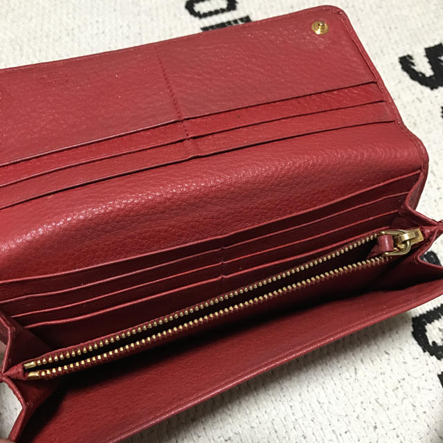 PRADA(プラダ)のプラダ 赤 長財布 レディースのファッション小物(財布)の商品写真