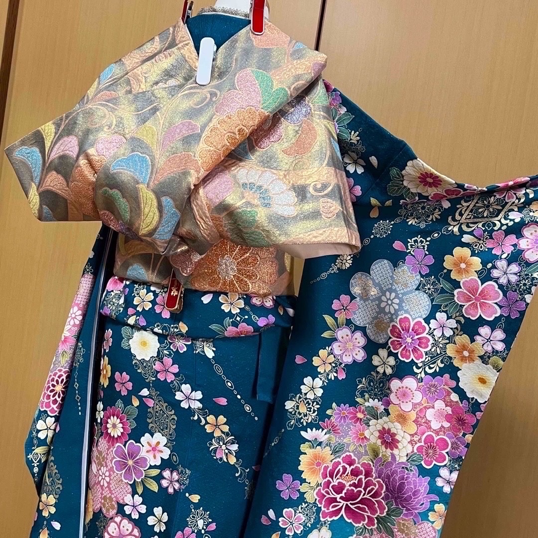 振袖 used品✨金ラメ生地に多彩な花が満載の柄 振袖5点セットの 振袖 used品✨金ラメ生地に多彩な花が満載の柄 振袖5点セットの