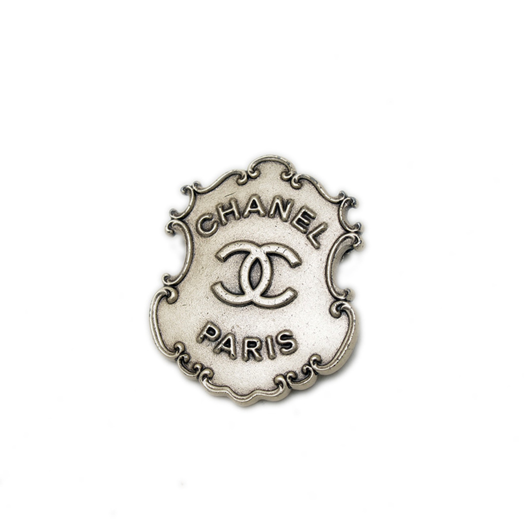 CHANEL - シャネル ココマーク エンブレム ブローチ シルバー CHANEL - シャネル ココマーク エンブレム ブローチ シルバー