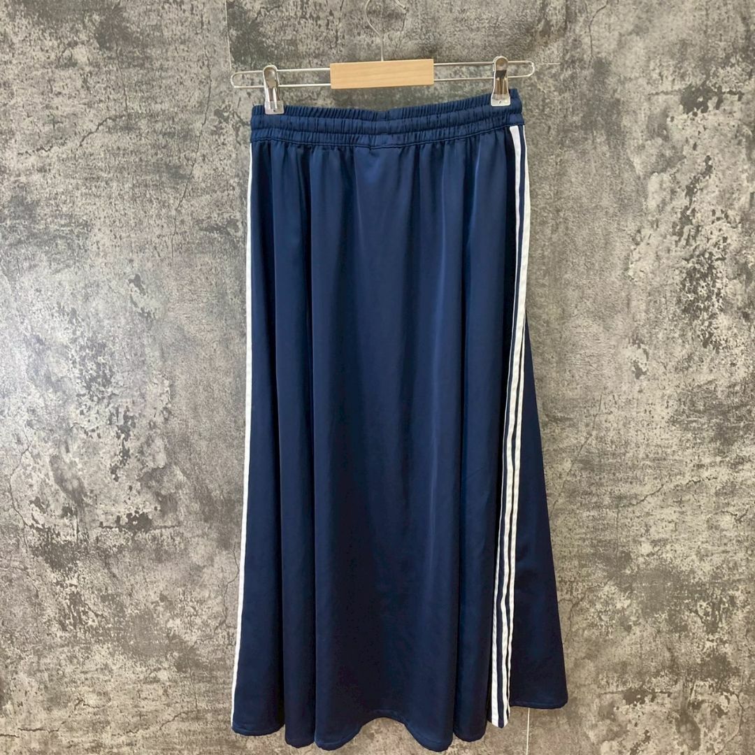 adidas(アディダス)の人気商品✨adidas/アディダス ロング丈スカート ライン ネイビー レディースのスカート(ロングスカート)の商品写真