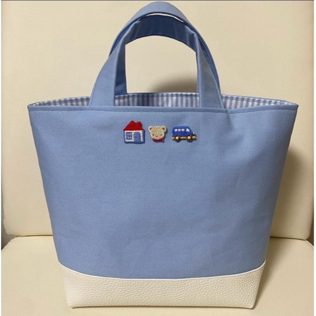 ハンドメイド♡ファミリアワッペン付き♡水色トートバッグ♡白色合皮♡ ハンドメイドのファッション小物(バッグ)の商品写真