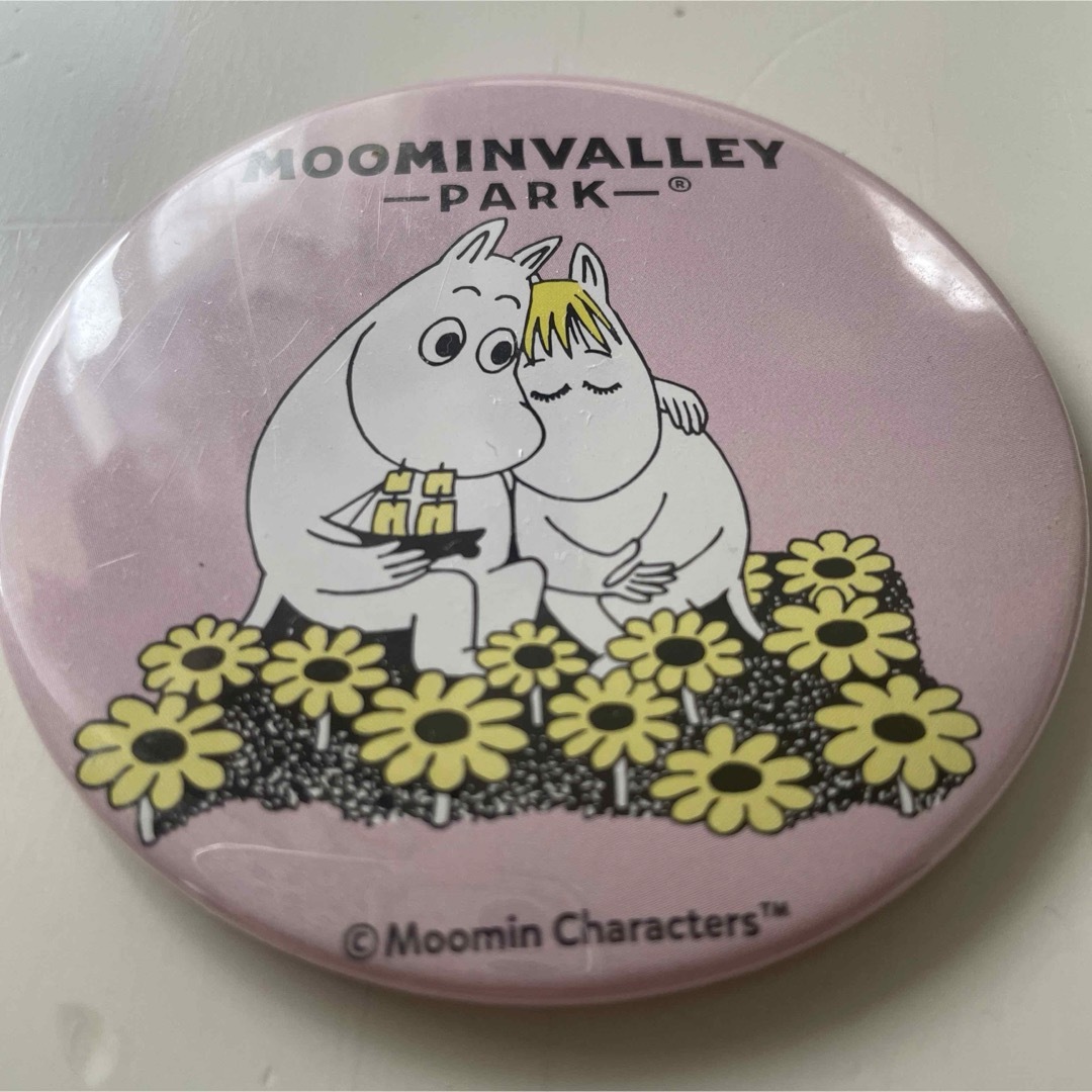 MOOMIN - ムーミン ムーミンバレーパーク 缶バッジ ピンクの通販 MOOMIN - ムーミン ムーミンバレーパーク 缶バッジ ピンクの通販
