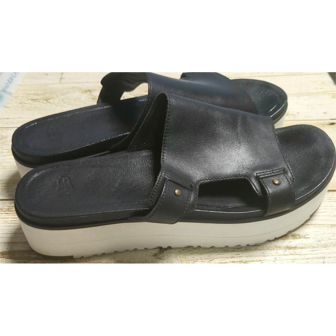 UGG - UGG アグ 黒 レザー スライド 厚底サンダル サイズ26cmの UGG - UGG アグ 黒 レザー スライド 厚底サンダル サイズ26cmの