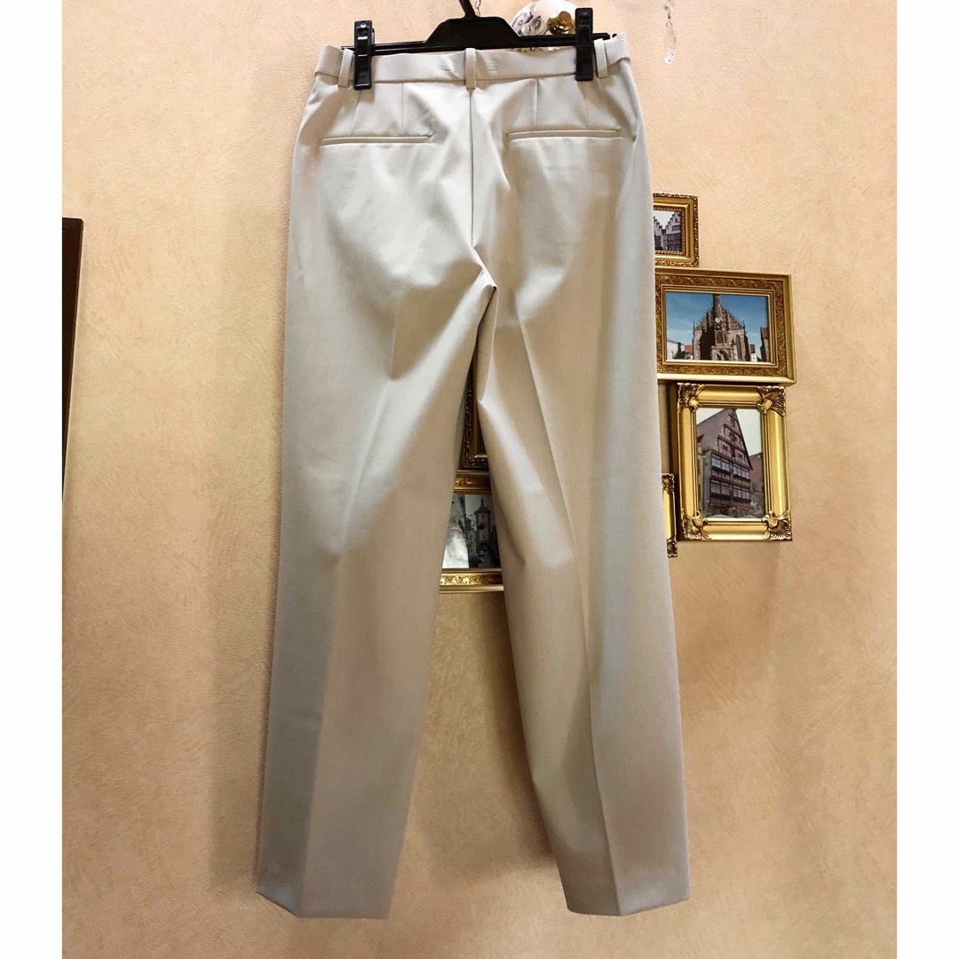 UNIQLO(ユニクロ)のユニクロ　センタープレスパンツ　訳あり❣️ サンドベージュ色　サイズM レディースのパンツ(カジュアルパンツ)の商品写真