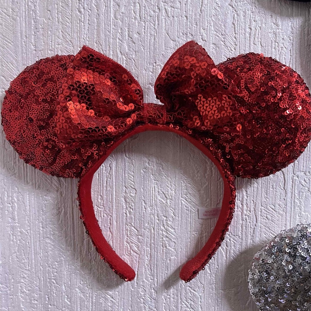 Disney(ディズニー)のミニー スパンコール カチューシャ 赤 エンタメ/ホビーのおもちゃ/ぬいぐるみ(キャラクターグッズ)の商品写真