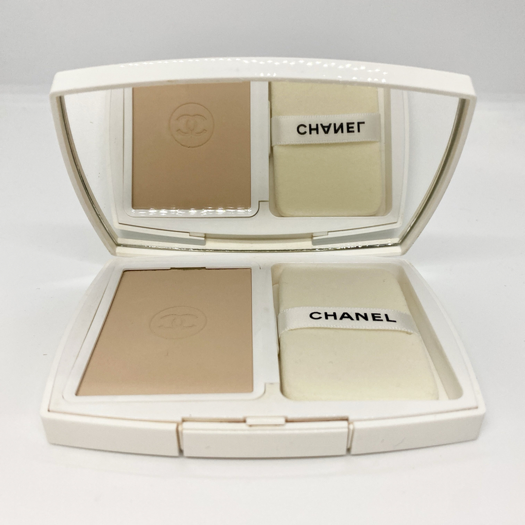 CHANEL - CHANEL ルブラン ブライトニング コンパクト パウダー CHANEL - CHANEL ルブラン ブライトニング コンパクト パウダー