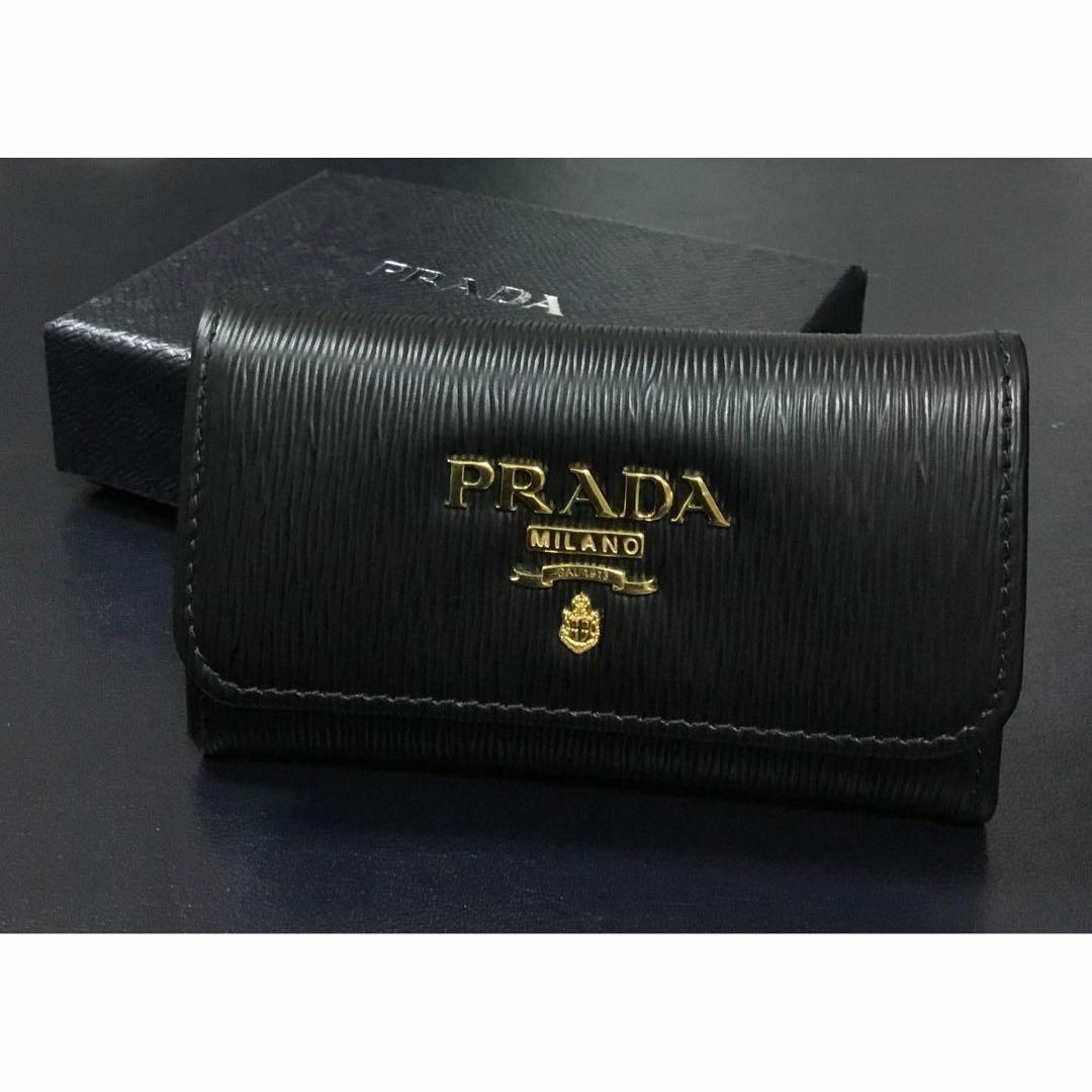 PRADA - 新品 ショッパー付 PRADA プラダ メタルロゴ 本革 PRADA - 新品 ショッパー付 PRADA プラダ メタルロゴ 本革