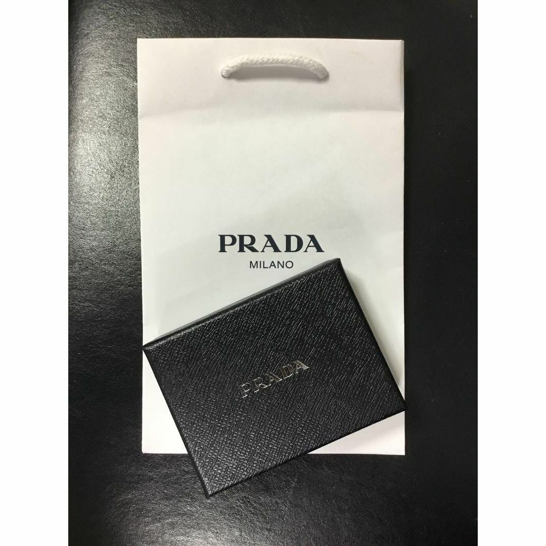 PRADA - 新品 ショッパー付 PRADA プラダ メタルロゴ 本革 PRADA - 新品 ショッパー付 PRADA プラダ メタルロゴ 本革