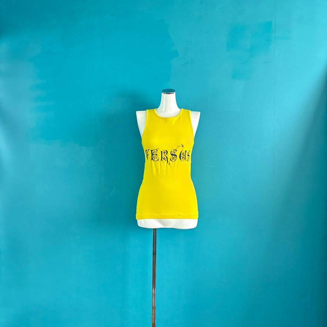 VERSACE - VERSACEベルサーチ　ロゴ入りタンクトップ イエロー　ビッグロゴ