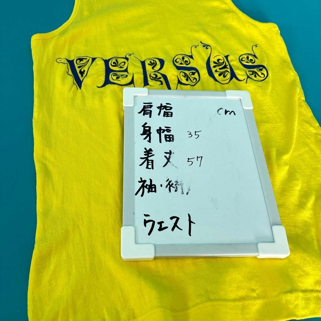 メーカー VERSACE イエロー ロゴ入りタンクトップ VERSACEベルサーチ - タンクトップ