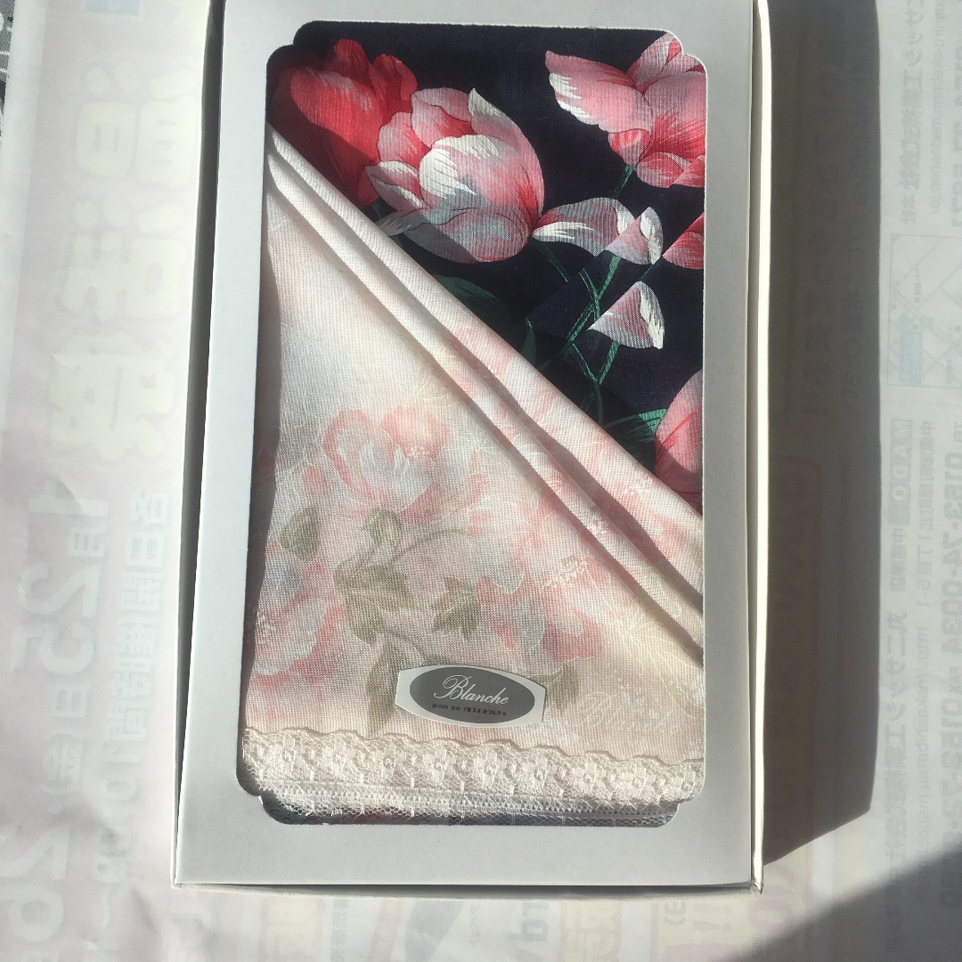 JUNKO SHIMADA(ジュンコシマダ)の花柄ハンカチ 49AV JUNKO SHIMADA 黒地 レディースのファッション小物(ハンカチ)の商品写真
