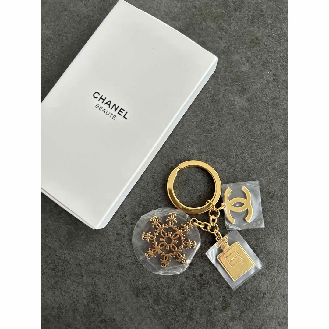 CHANEL - 【CHANEL】 ロゴチャーム付きキーホルダー チャーム CHANEL - 【CHANEL】 ロゴチャーム付きキーホルダー チャーム