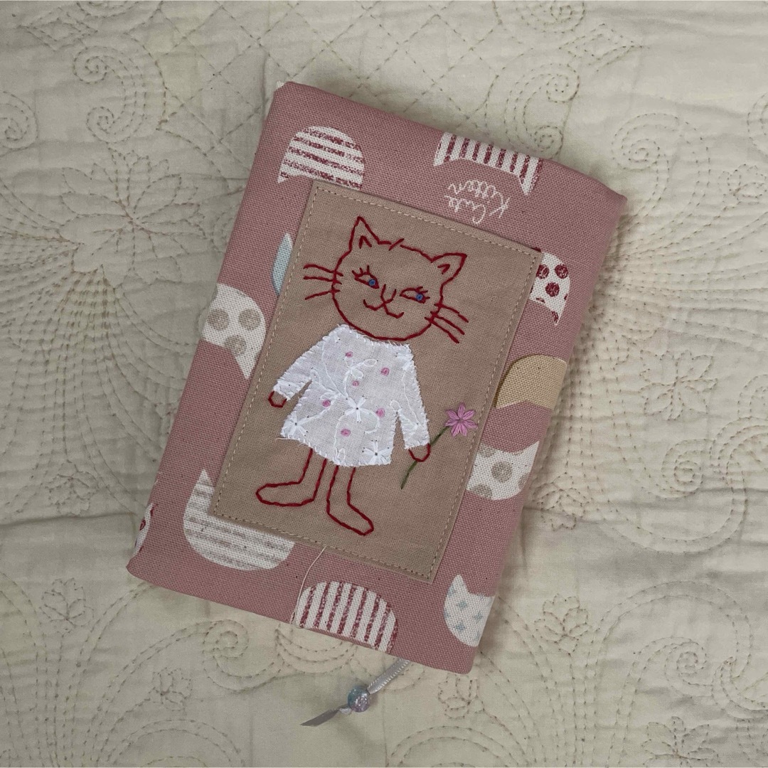 ハンドメイドのブックカバー、文庫本サイズ 刺繍 ネコちゃんの ハンドメイドのブックカバー、文庫本サイズ 刺繍 ネコちゃんの