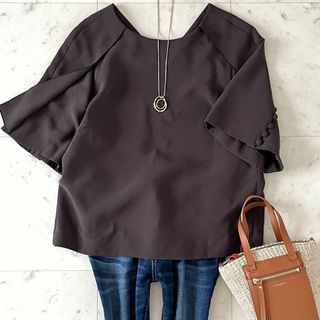 ADORE(シャツ/ブラウス(半袖/袖なし))のフリマアイテム一覧 ADORE(シャツ/ブラウス(半袖/袖なし))のフリマアイテム一覧