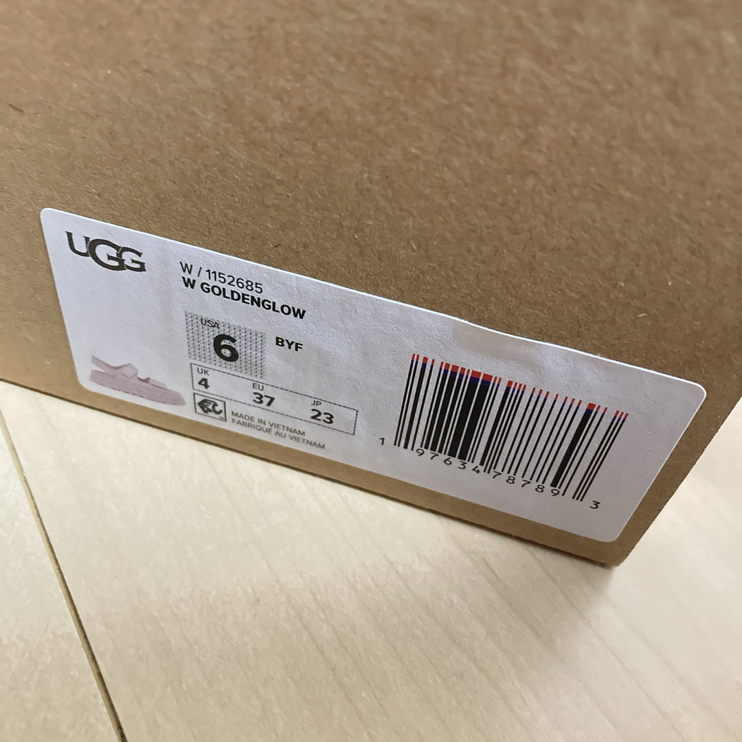 UGG - 新品 UGG ゴールデングロウ サンダル 23cm US6 BYF 今期の UGG - 新品 UGG ゴールデングロウ サンダル 23cm US6 BYF 今期の