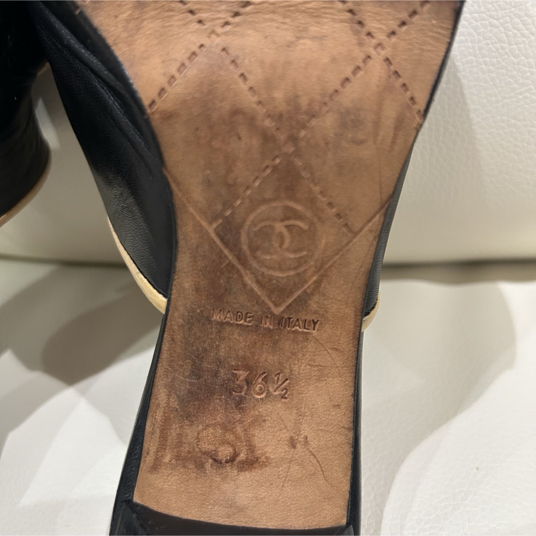 CHANEL - CHANEL 希少 バイカラー ターンロック サンダル 36.5 CHANEL - CHANEL 希少 バイカラー ターンロック サンダル 36.5