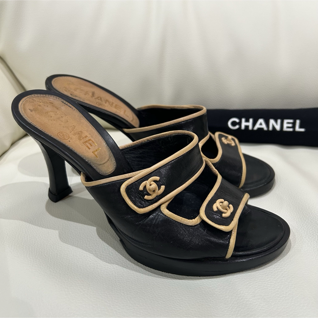 CHANEL - CHANEL 希少 バイカラー ターンロック サンダル 36.5 CHANEL - CHANEL 希少 バイカラー ターンロック サンダル 36.5