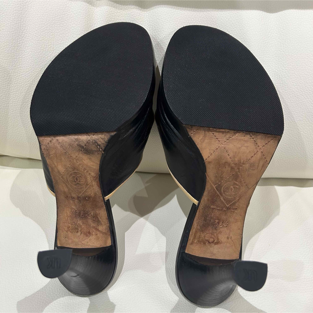 CHANEL - CHANEL 希少 バイカラー ターンロック サンダル 36.5 CHANEL - CHANEL 希少 バイカラー ターンロック サンダル 36.5