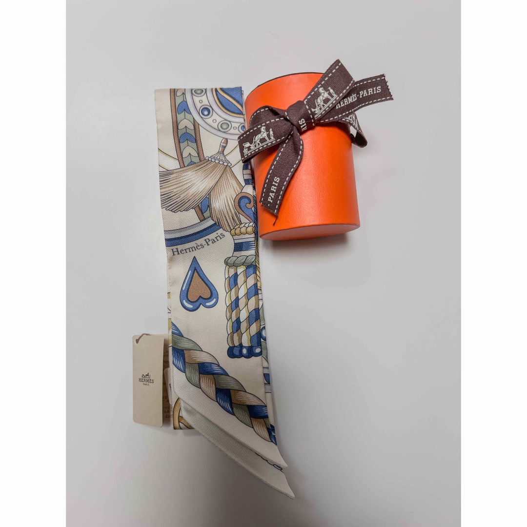HERMES - 【新品タグ付き】エルメス ツイリー アルネドゥクール HERMES - 【新品タグ付き】エルメス ツイリー アルネドゥクール