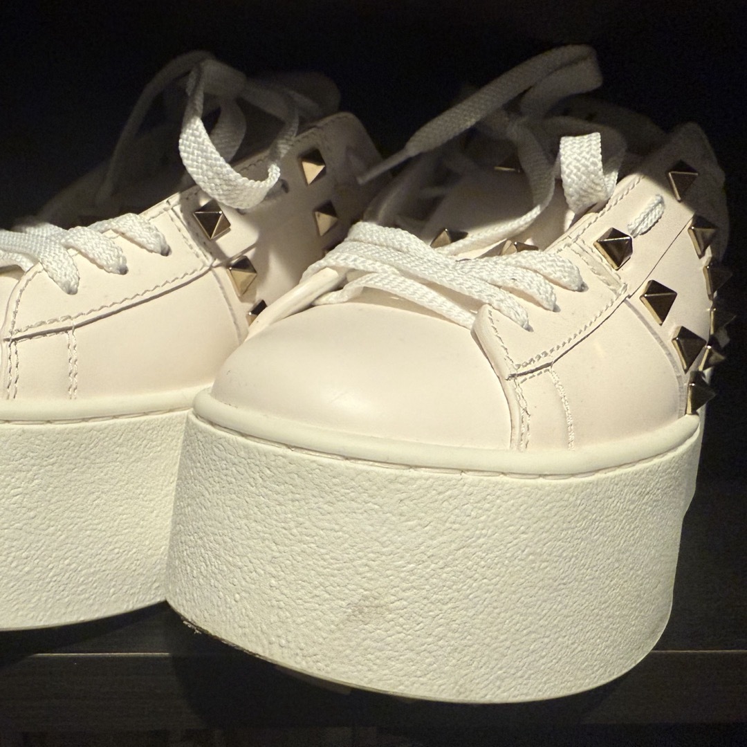 VALENTINO - ロックスタッズ アンタイトルド フラットフォーム VALENTINO - ロックスタッズ アンタイトルド フラットフォーム
