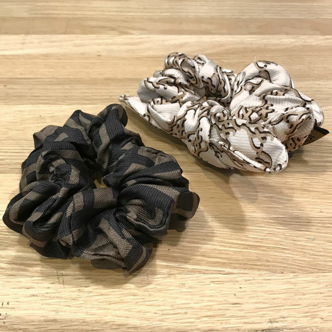 FENDI - 超美品 フェンディ FF柄 FFカーリグラフィ シュシュ 2個 FENDI - 超美品 フェンディ FF柄 FFカーリグラフィ シュシュ 2個