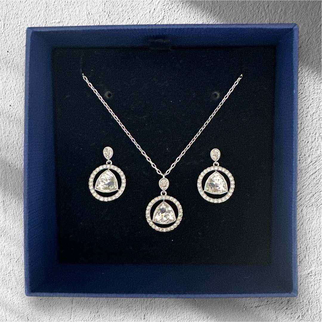 ファッションなデザイン SWAROVSKI - 【SWAROVSKI 】 スワロフスキー/ネックレス アクセサリー