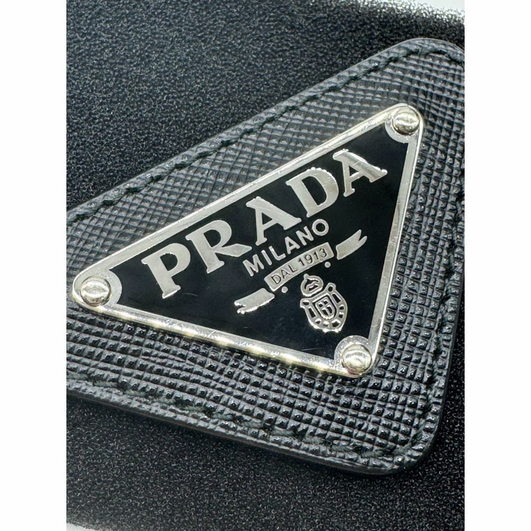 PRADA - プラダ トライアングル プレートロゴ ブローチ ブラック PRADA - プラダ トライアングル プレートロゴ ブローチ ブラック