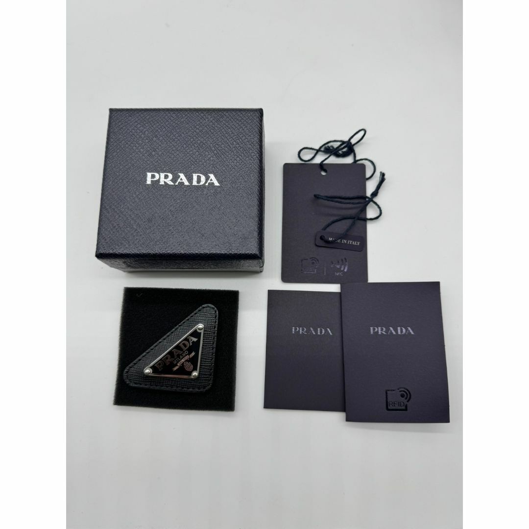 PRADA - プラダ トライアングル プレートロゴ ブローチ ブラック PRADA - プラダ トライアングル プレートロゴ ブローチ ブラック