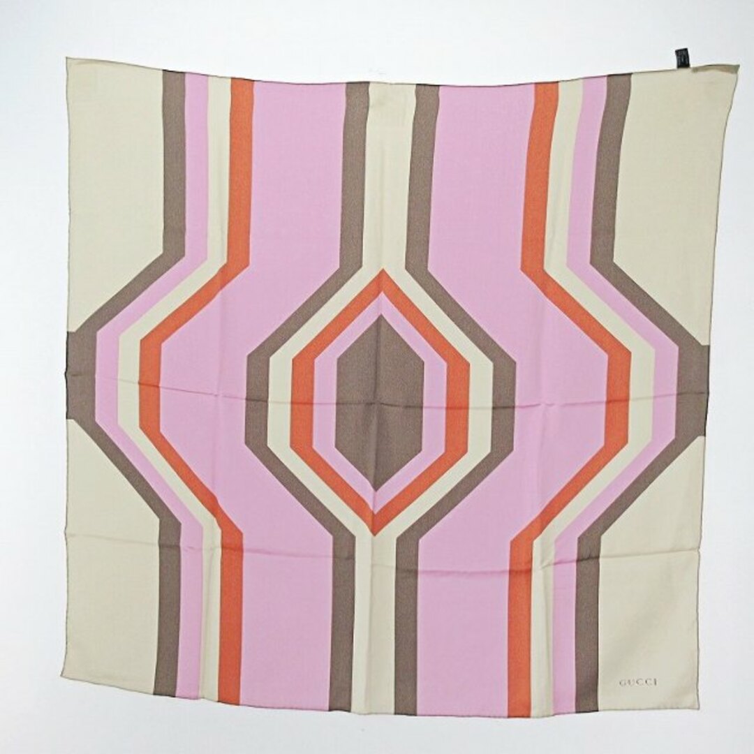 GUCCI - グッチ GUCCI 美品 シルク 大判 スカーフ 総柄 ピンク GUCCI - グッチ GUCCI 美品 シルク 大判 スカーフ 総柄 ピンク