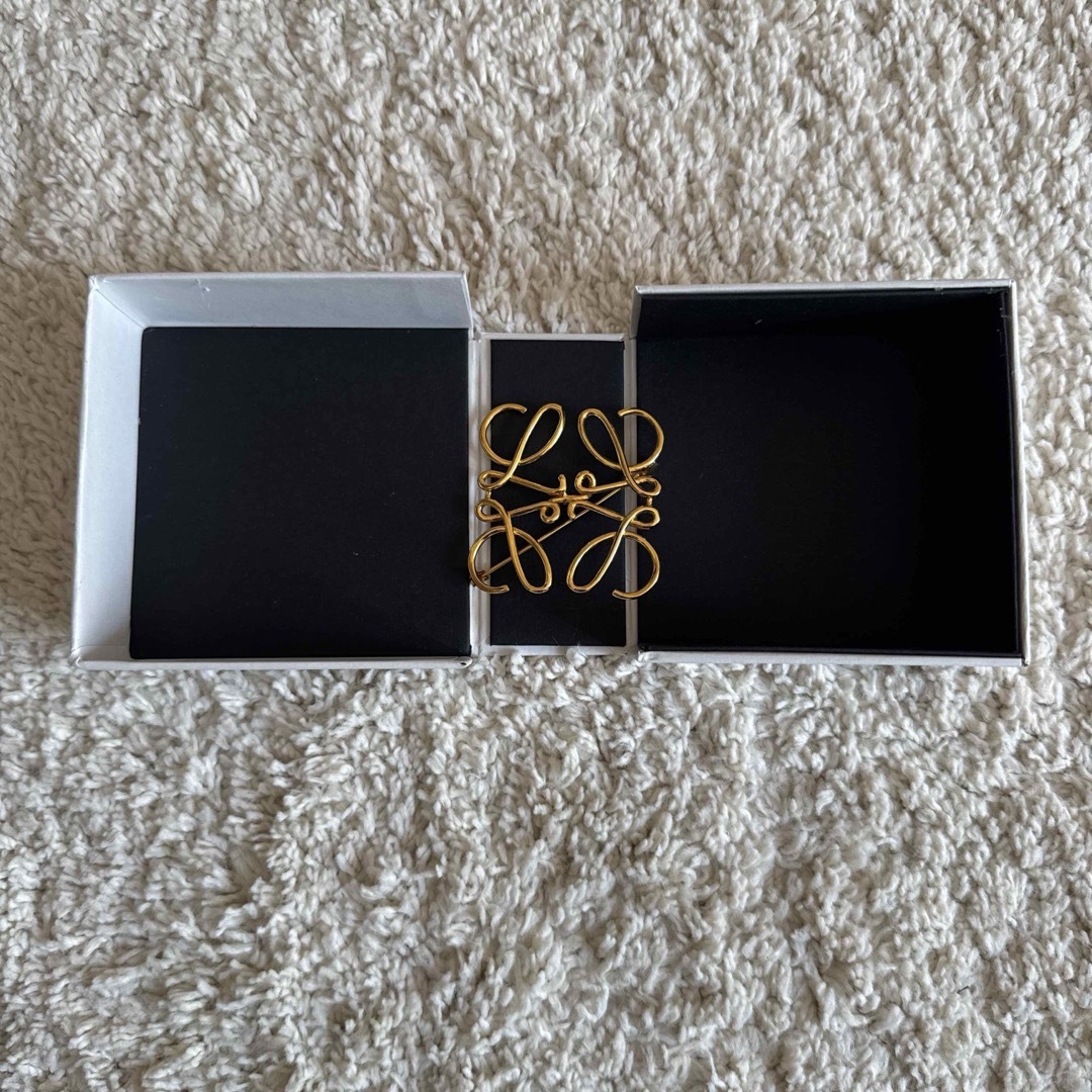 LOEWE - ロエベ LOEWE アナグラム ブローチの通販 by ^_ LOEWE - ロエベ LOEWE アナグラム ブローチの通販 by ^_