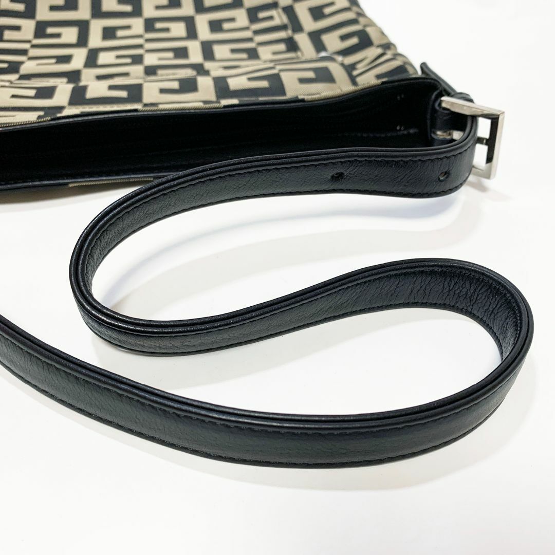 GIVENCHY - 【美品】GIVENCHY ハンドバッグ Gロゴ総柄 GIVENCHY - 【美品】GIVENCHY ハンドバッグ Gロゴ総柄