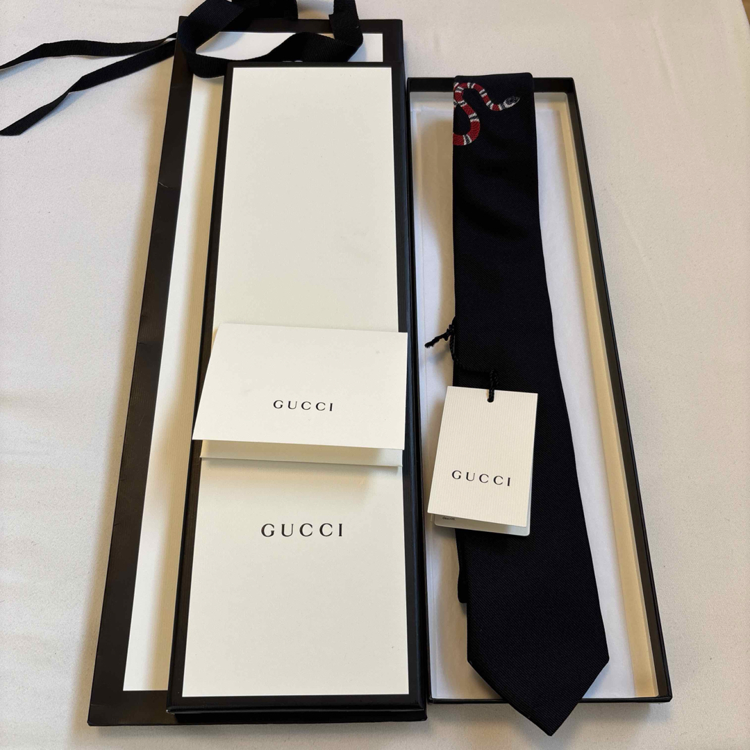 GUCCI - 【箱&袋&タグ付き】GUCCI ネクタイ ブラック 黒色 蛇 GUCCI - 【箱&袋&タグ付き】GUCCI ネクタイ ブラック 黒色 蛇