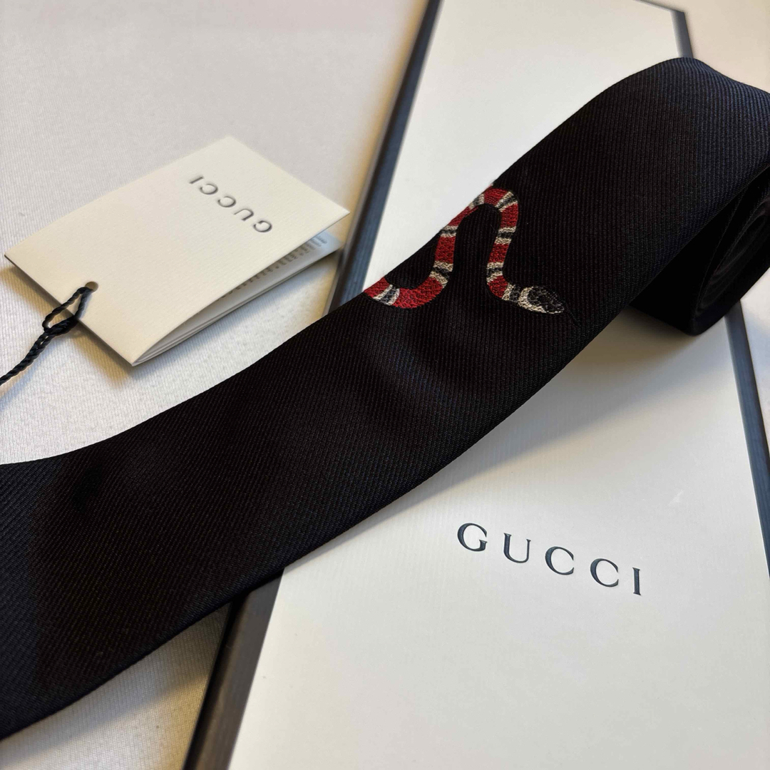 GUCCI - 【箱&袋&タグ付き】GUCCI ネクタイ ブラック 黒色 蛇 GUCCI - 【箱&袋&タグ付き】GUCCI ネクタイ ブラック 黒色 蛇