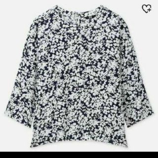 ユニクロ(UNIQLO)のユニクロ☆花柄五分袖トップス ネイビーとホワイト(カットソー(長袖/七分))