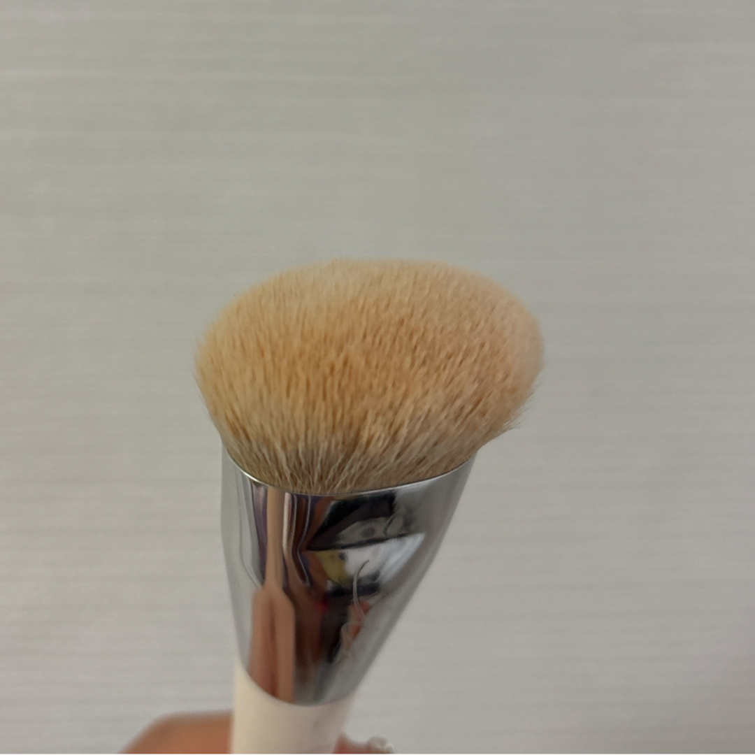 okhee 白玉ファンデーションブラシ コスメ/美容のメイク道具/ケアグッズ(ブラシ・チップ)の商品写真