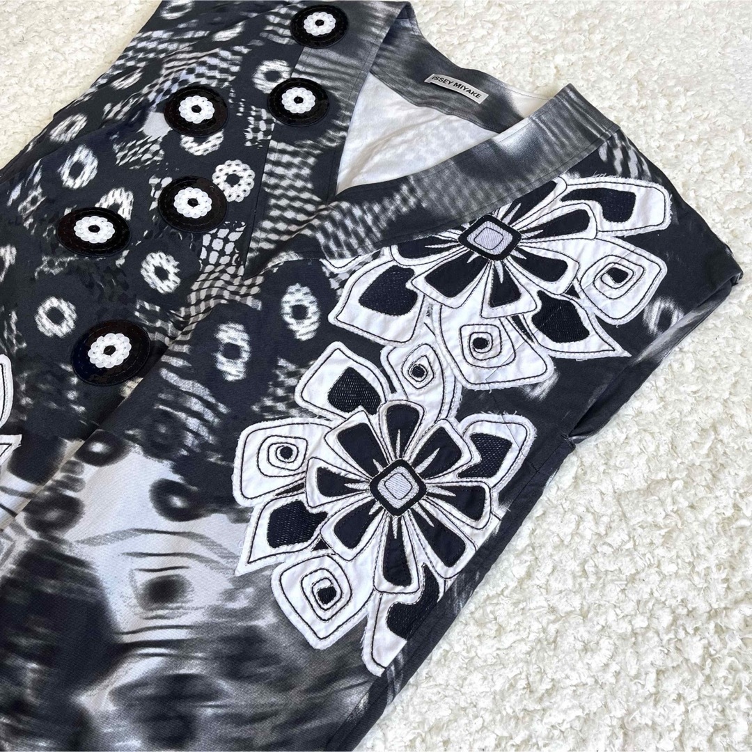 ISSEY MIYAKE - 希少 イッセイミヤケ 総柄 花 刺繍 ノースリーブ ISSEY MIYAKE - 希少 イッセイミヤケ 総柄 花 刺繍 ノースリーブ