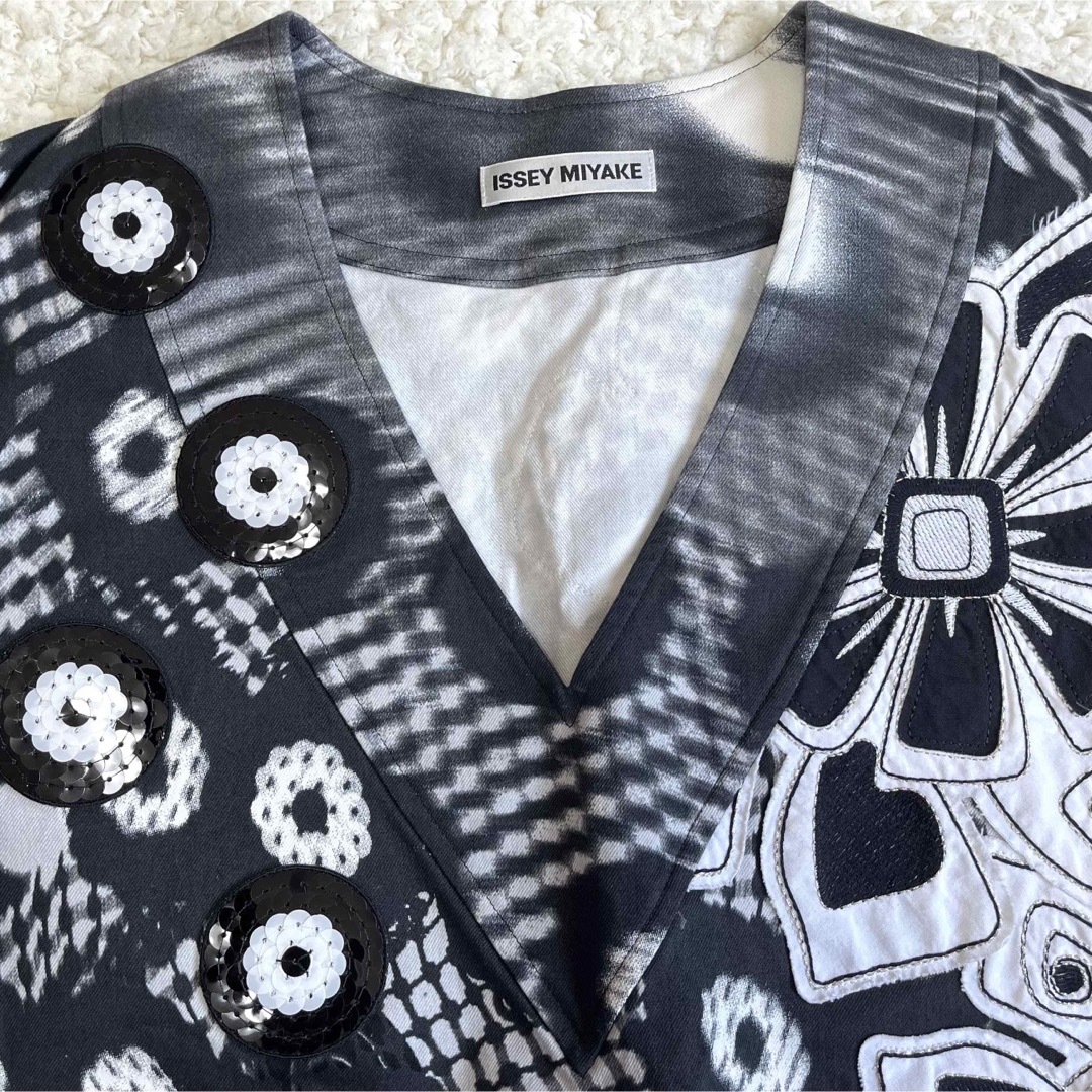 ISSEY MIYAKE - 希少 イッセイミヤケ 総柄 花 刺繍 ノースリーブ ISSEY MIYAKE - 希少 イッセイミヤケ 総柄 花 刺繍 ノースリーブ