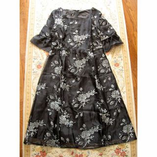 LAURA ASHLEY - ローラアシュレイ オーガンジー花柄刺繍 LAURA ASHLEY - ローラアシュレイ オーガンジー花柄刺繍