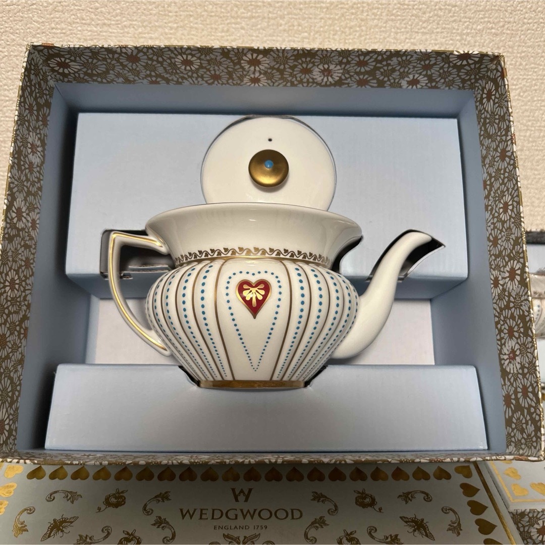 WEDGWOOD - ウェッジウッド クイーンオブハート ティーポット WEDGWOOD - ウェッジウッド クイーンオブハート ティーポット