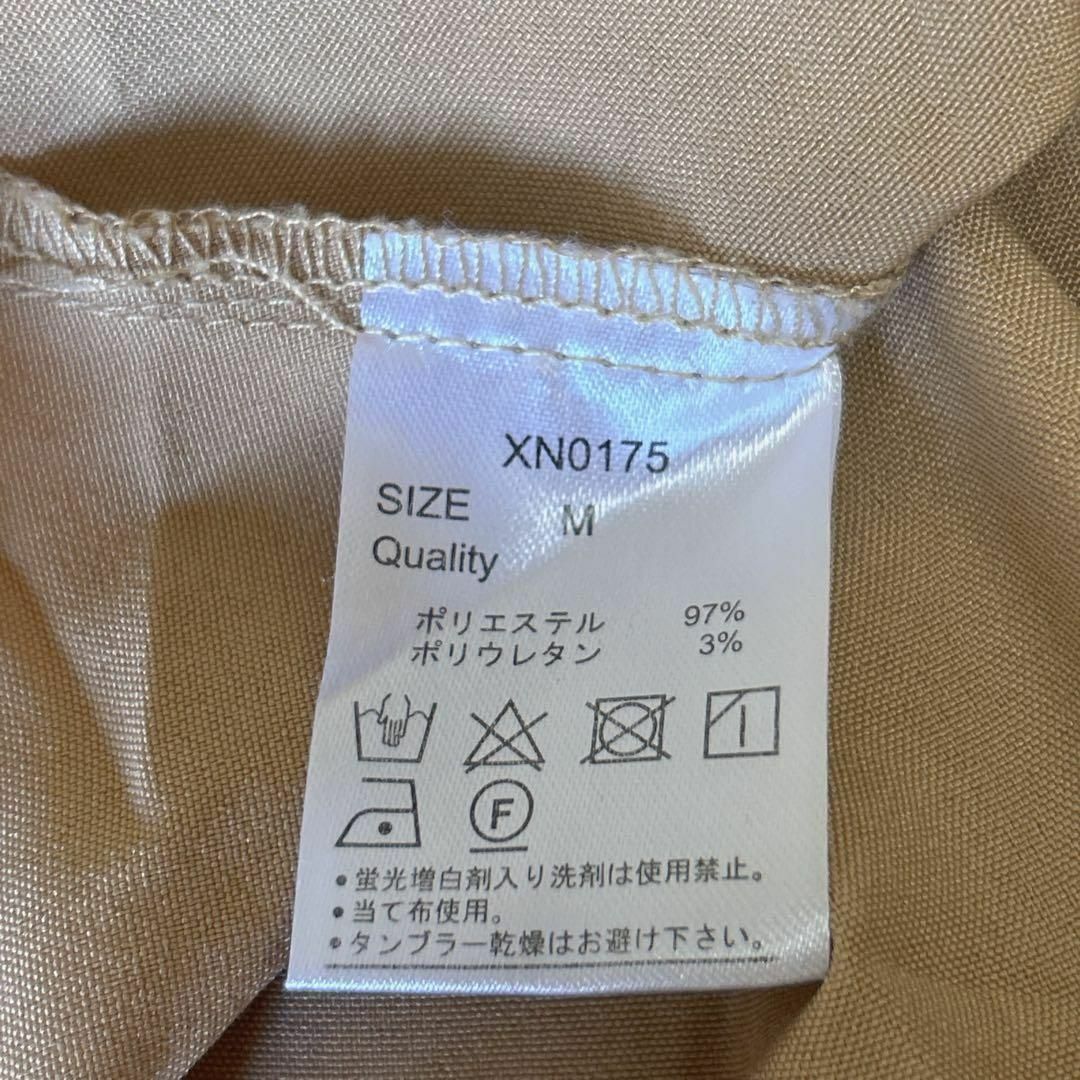 T445【ティティベイト】レディーストップス　ノーカラーシャツ　ベージュ　無地 レディースのトップス(カットソー(半袖/袖なし))の商品写真