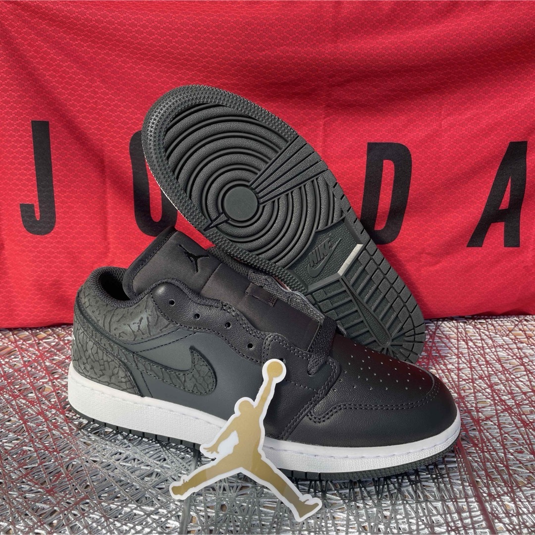 NIKE - NIKE☆AIR JORDAN 1☆LOW(GS) ☆セメント☆24.5cmの通販 NIKE - NIKE☆AIR JORDAN 1☆LOW(GS) ☆セメント☆24.5cmの通販