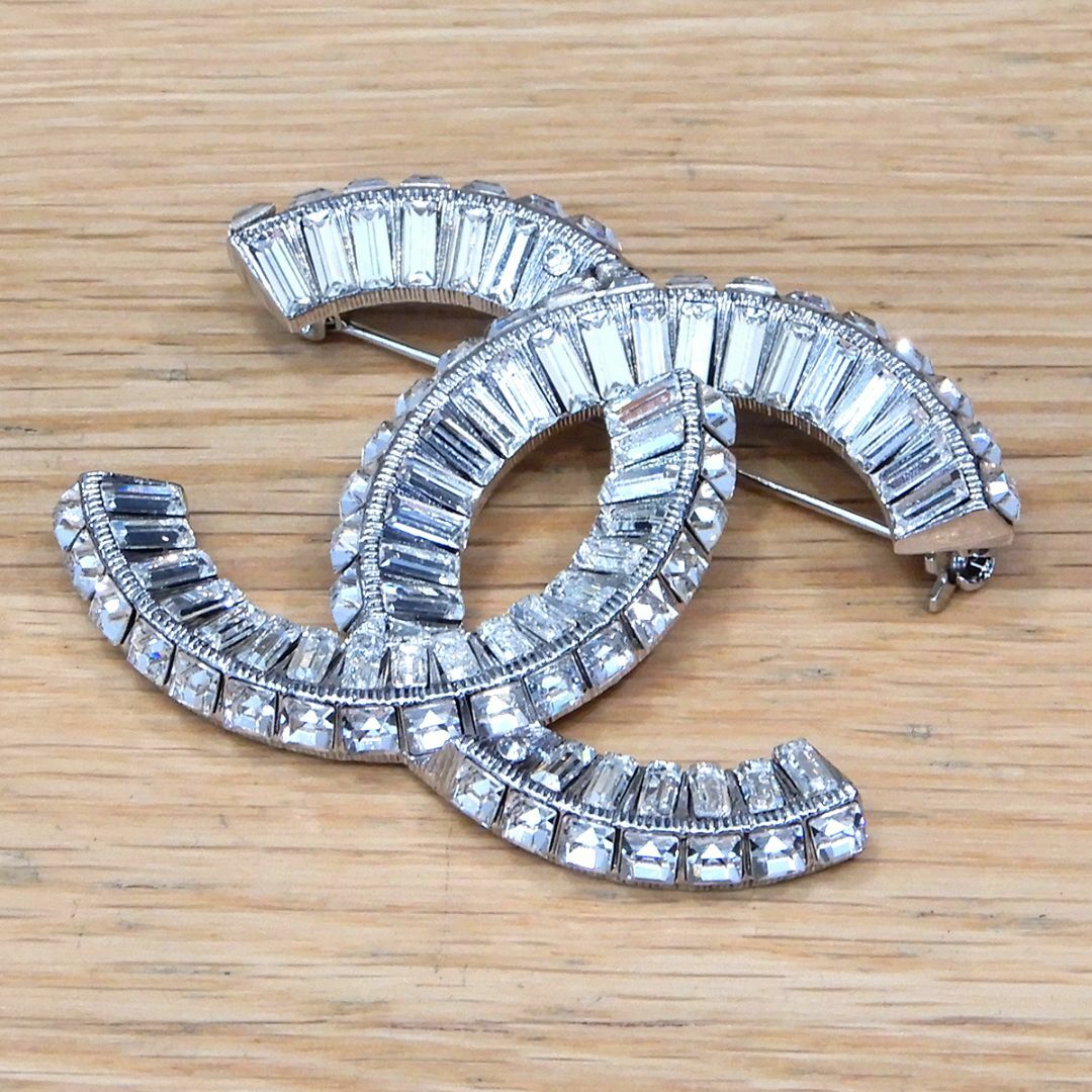 CHANEL - 新品同様 シャネル ココマーク ブローチ シルバー CHANEL - 新品同様 シャネル ココマーク ブローチ シルバー