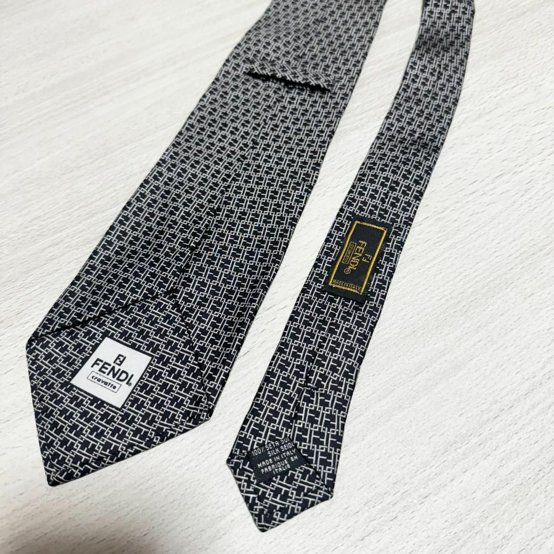 FENDI - 【美品】FENDI フェンディ ネクタイ ズッカ柄 白黒 FENDI - 【美品】FENDI フェンディ ネクタイ ズッカ柄 白黒