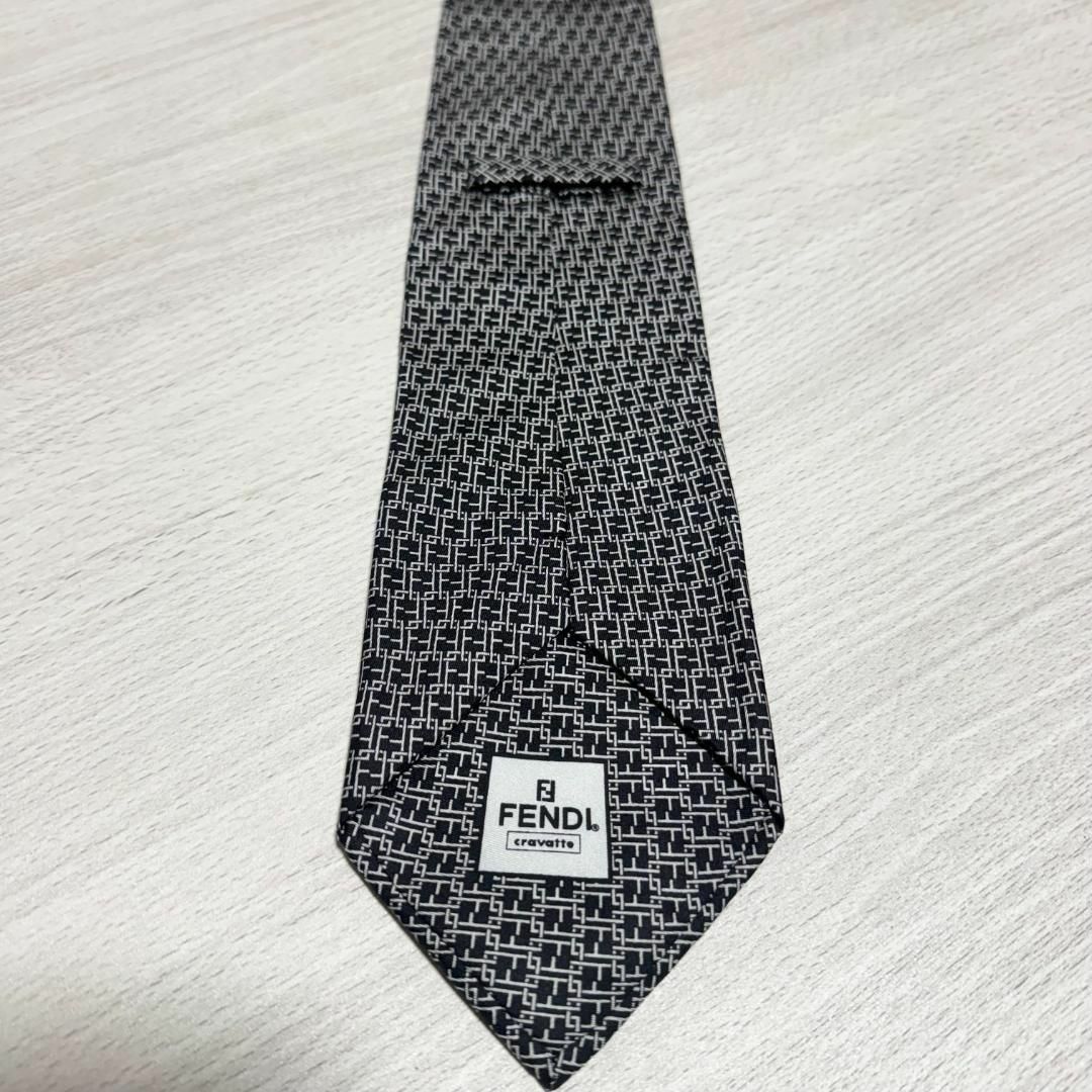 FENDI - 【美品】FENDI フェンディ ネクタイ ズッカ柄 白黒 FENDI - 【美品】FENDI フェンディ ネクタイ ズッカ柄 白黒
