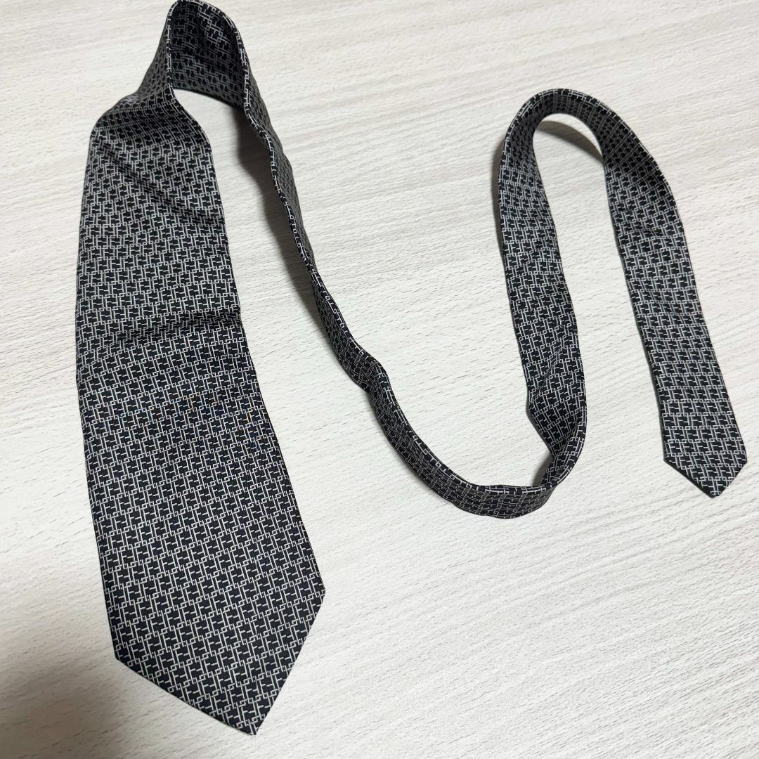 FENDI - 【美品】FENDI フェンディ ネクタイ ズッカ柄 白黒 FENDI - 【美品】FENDI フェンディ ネクタイ ズッカ柄 白黒