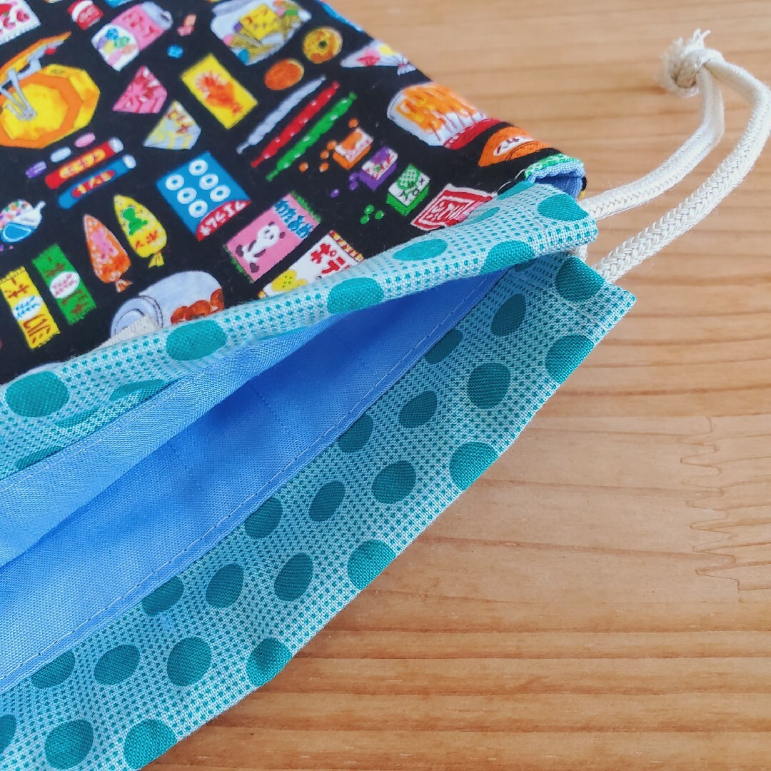 昭和レトロな駄菓子柄の丸底巾着ポーチ ハンドメイド 手作り 昭和レトロな駄菓子柄の丸底巾着ポーチ ハンドメイド 手作り