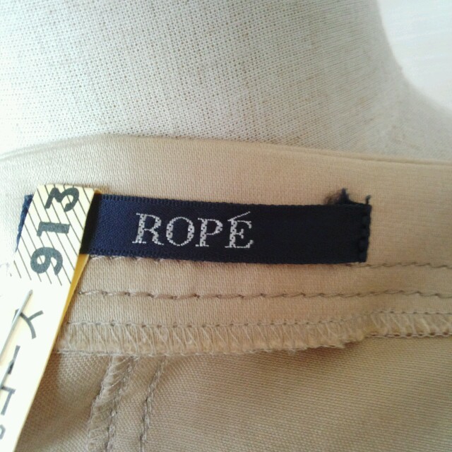 ROPE’(ロペ)のロペ　ベージュノーカラースーツ レディースのジャケット/アウター(ノーカラージャケット)の商品写真