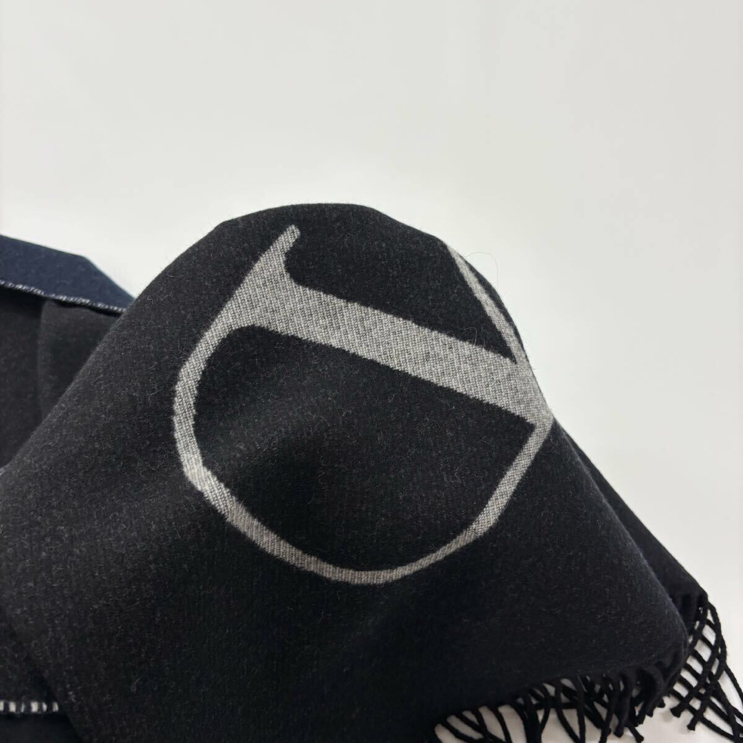 VALENTINO - 良品 VALENTINO ロゴ ニット ケープ ポンチョ VALENTINO - 良品 VALENTINO ロゴ ニット ケープ ポンチョ