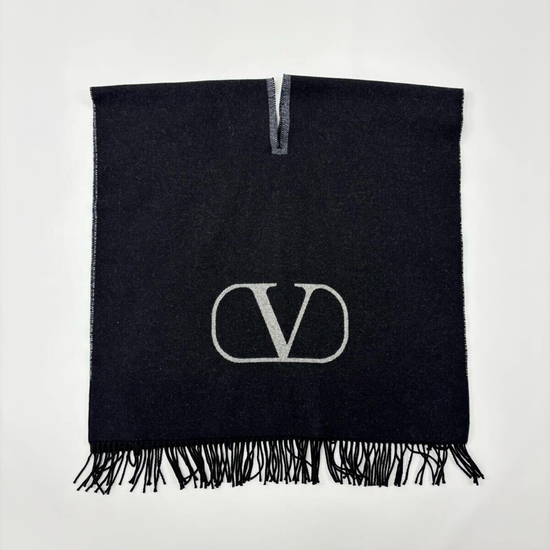 VALENTINO - 良品 VALENTINO ロゴ ニット ケープ ポンチョ VALENTINO - 良品 VALENTINO ロゴ ニット ケープ ポンチョ