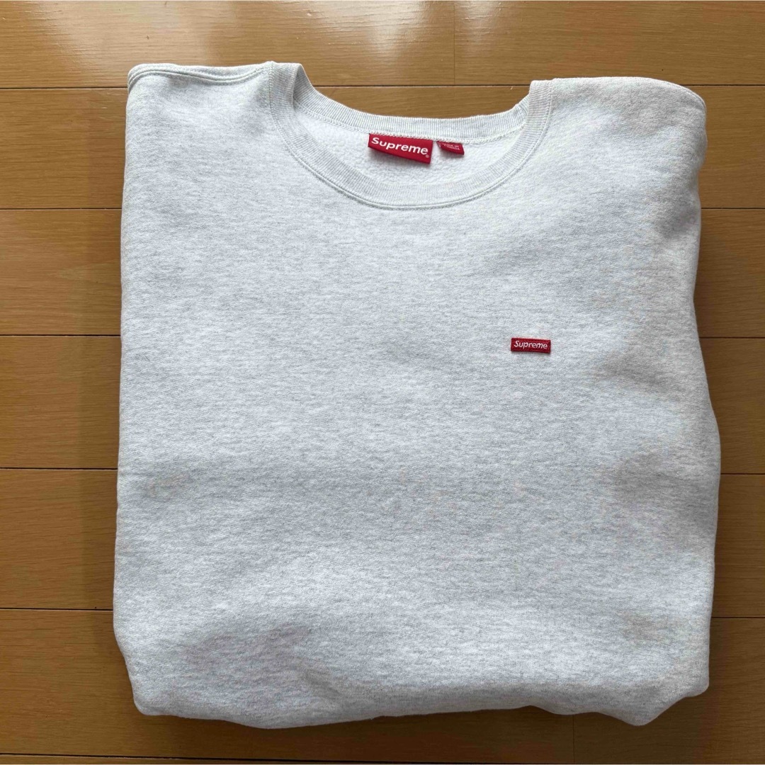 Supreme - Supreme Small Box Crewneck アッシュグレー 21awの Supreme - Supreme Small Box Crewneck アッシュグレー 21awの